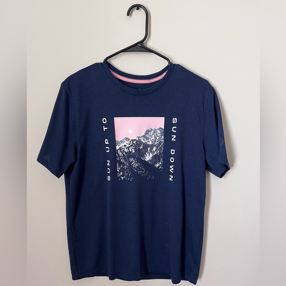 old navy active medium graphic tshirt